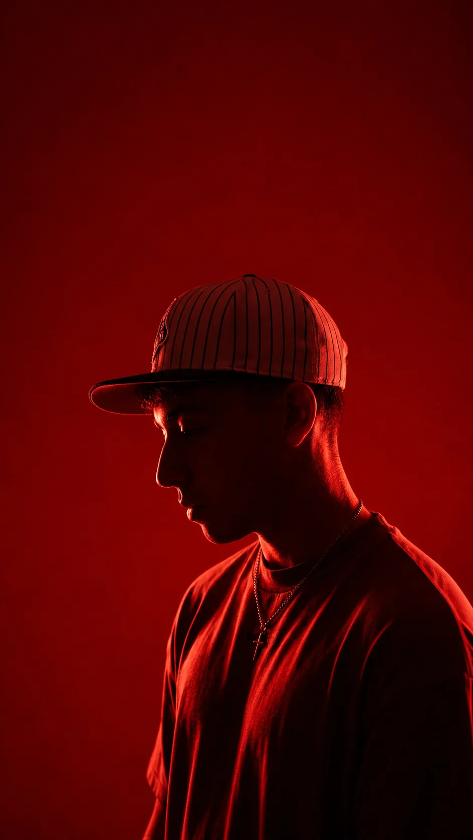 Retrato de Ruben Daza con luz roja