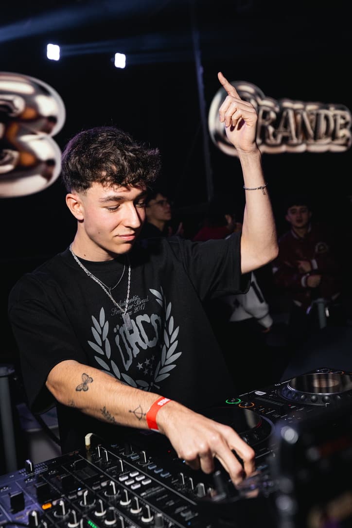 Ruben Daza en cabina con la mano en alto